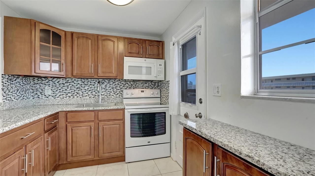 Real estate property located at 2905 Point East Dr L514, Miami-dade, Point East Sec Iii Condo, Aventura, FL