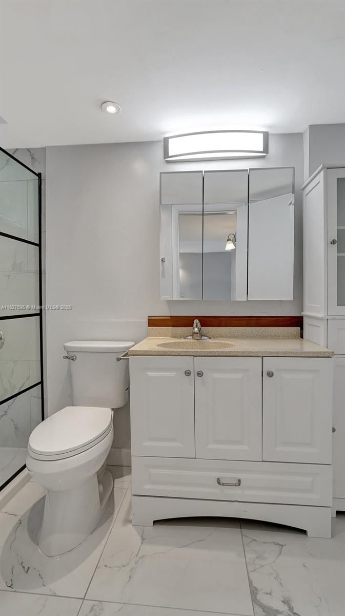 Real estate property located at 2905 Point East Dr L514, Miami-dade, Point East Sec Iii Condo, Aventura, FL