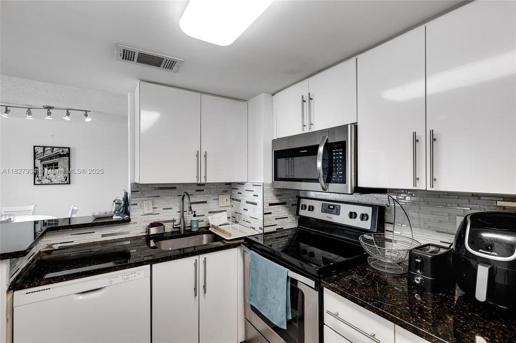 Real estate property located at 770 Claughton Island Dr #1210, Miami-dade, Isola Condo, Miami, FL