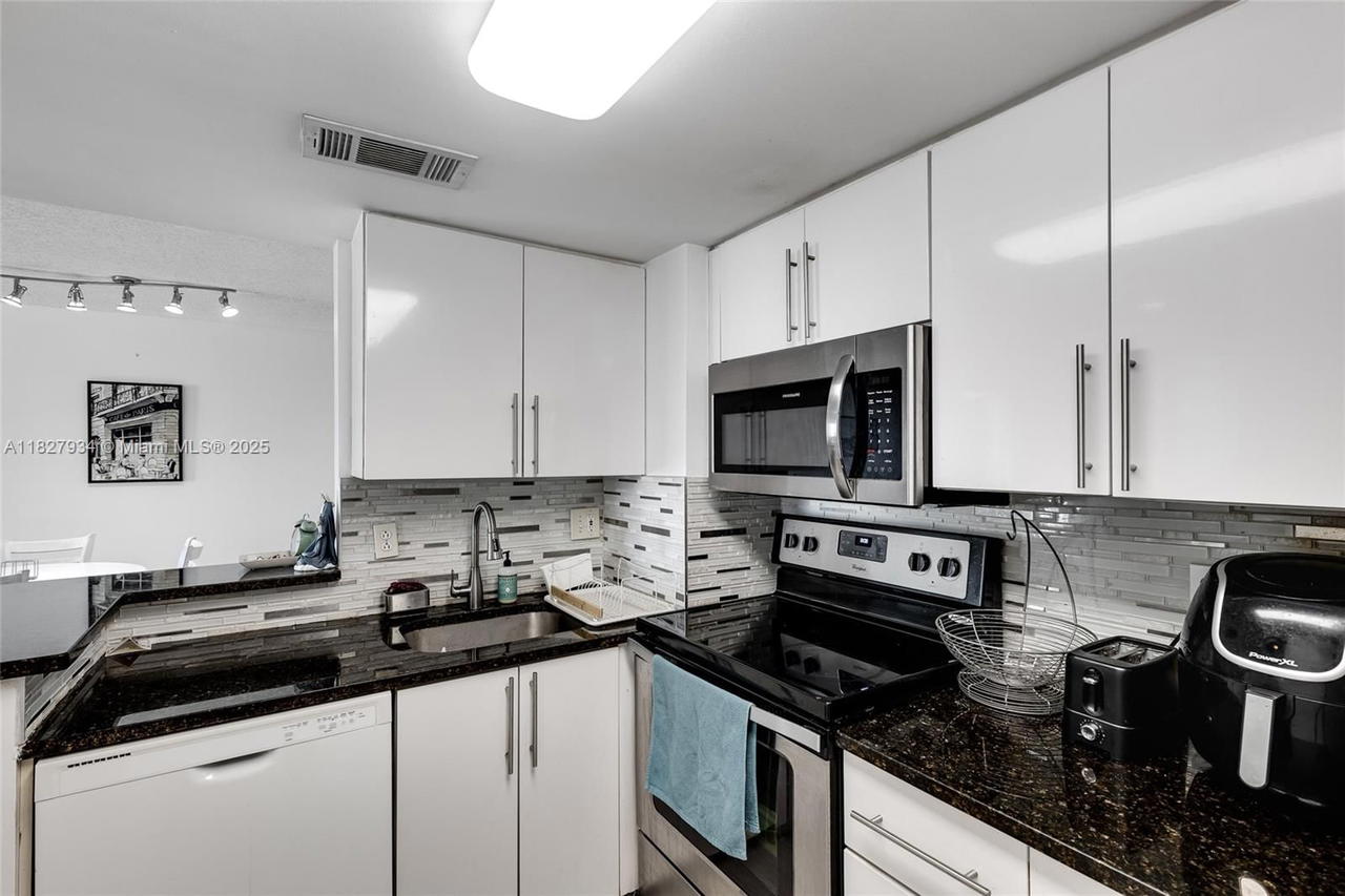 Real estate property located at 770 Claughton Island Dr #1210, Miami-dade, Isola Condo, Miami, FL