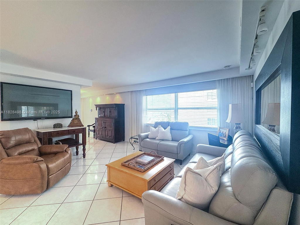 Real estate property located at 121 Golden Isles Dr #1107, Broward, Dorsey Arms Condo, Hallandale Beach, FL