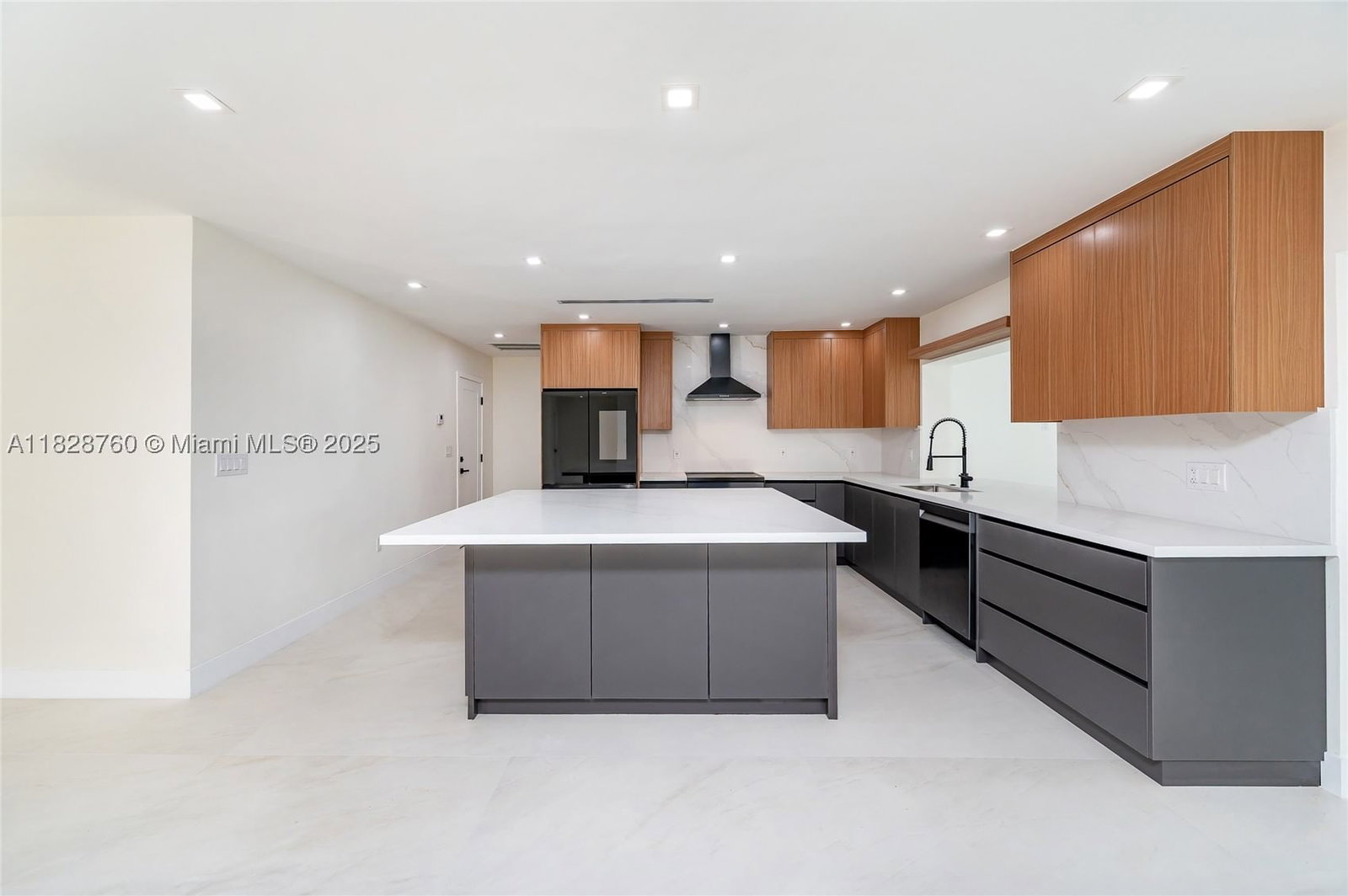 Real estate property located at 7101 Troon Cir, Miami-dade, Miami Lakes - Loch Lomond, Miami Lakes, FL