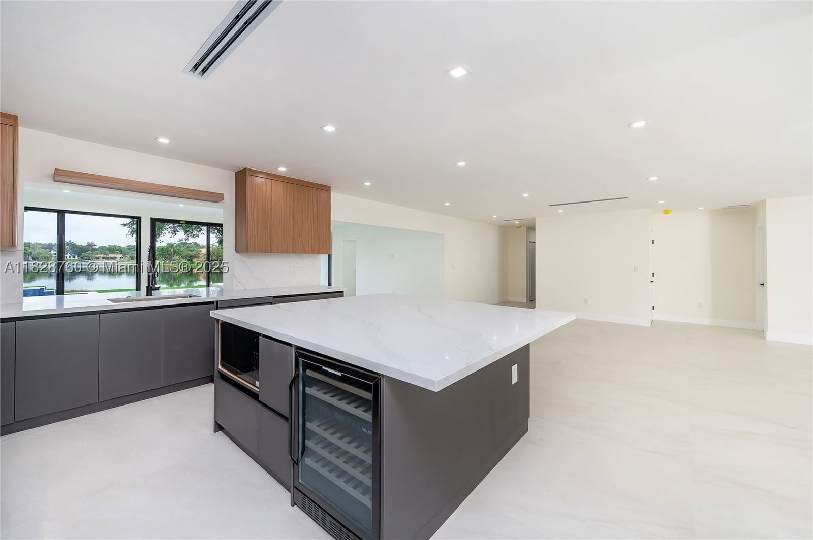 Real estate property located at 7101 Troon Cir, Miami-dade, Miami Lakes - Loch Lomond, Miami Lakes, FL