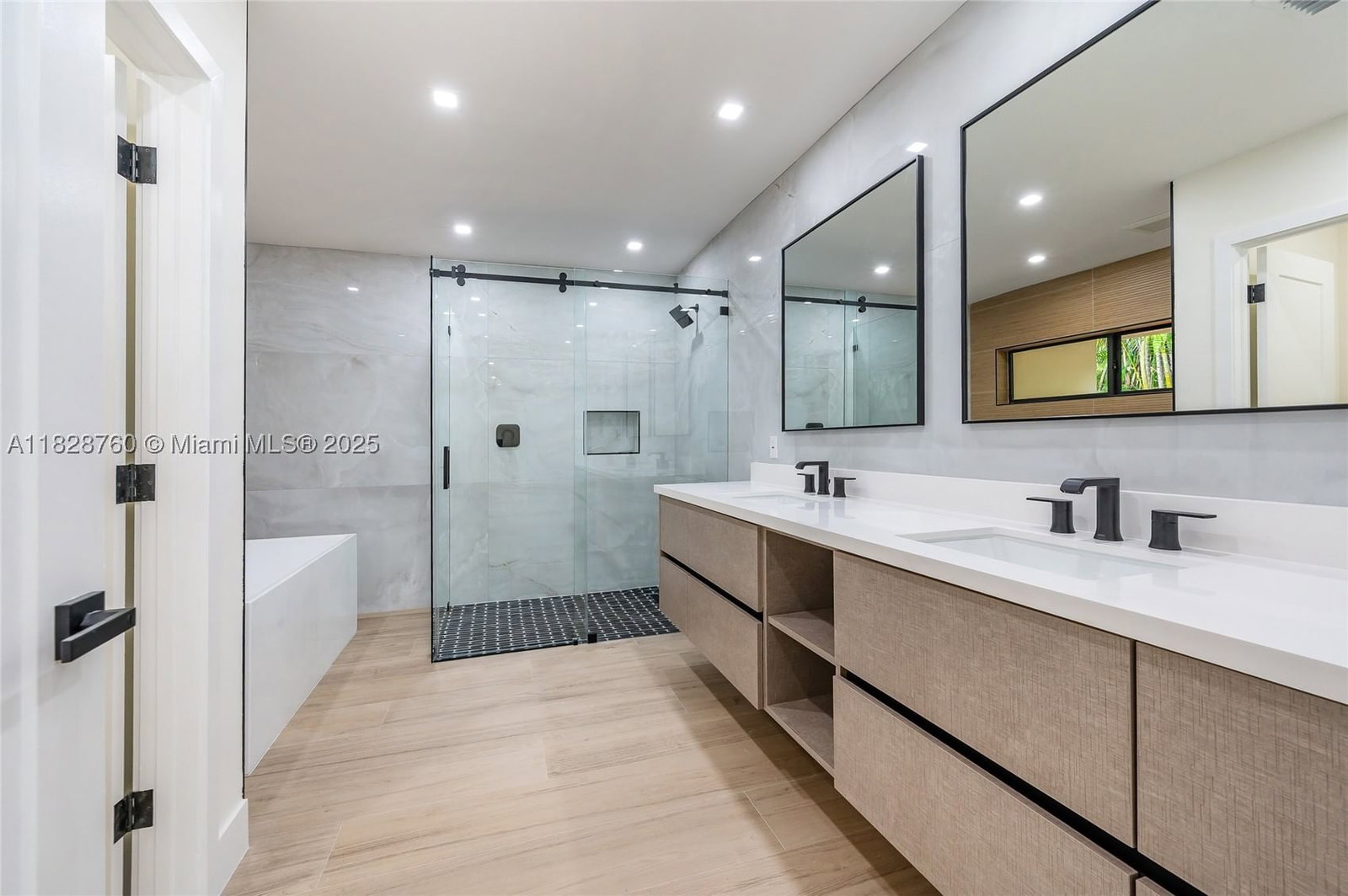 Real estate property located at 7101 Troon Cir, Miami-dade, Miami Lakes - Loch Lomond, Miami Lakes, FL