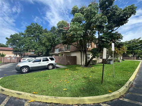 Real estate property located at 7523 Sunrise Blvd B2, Broward, Apple Creek 6, Plantation, FL
