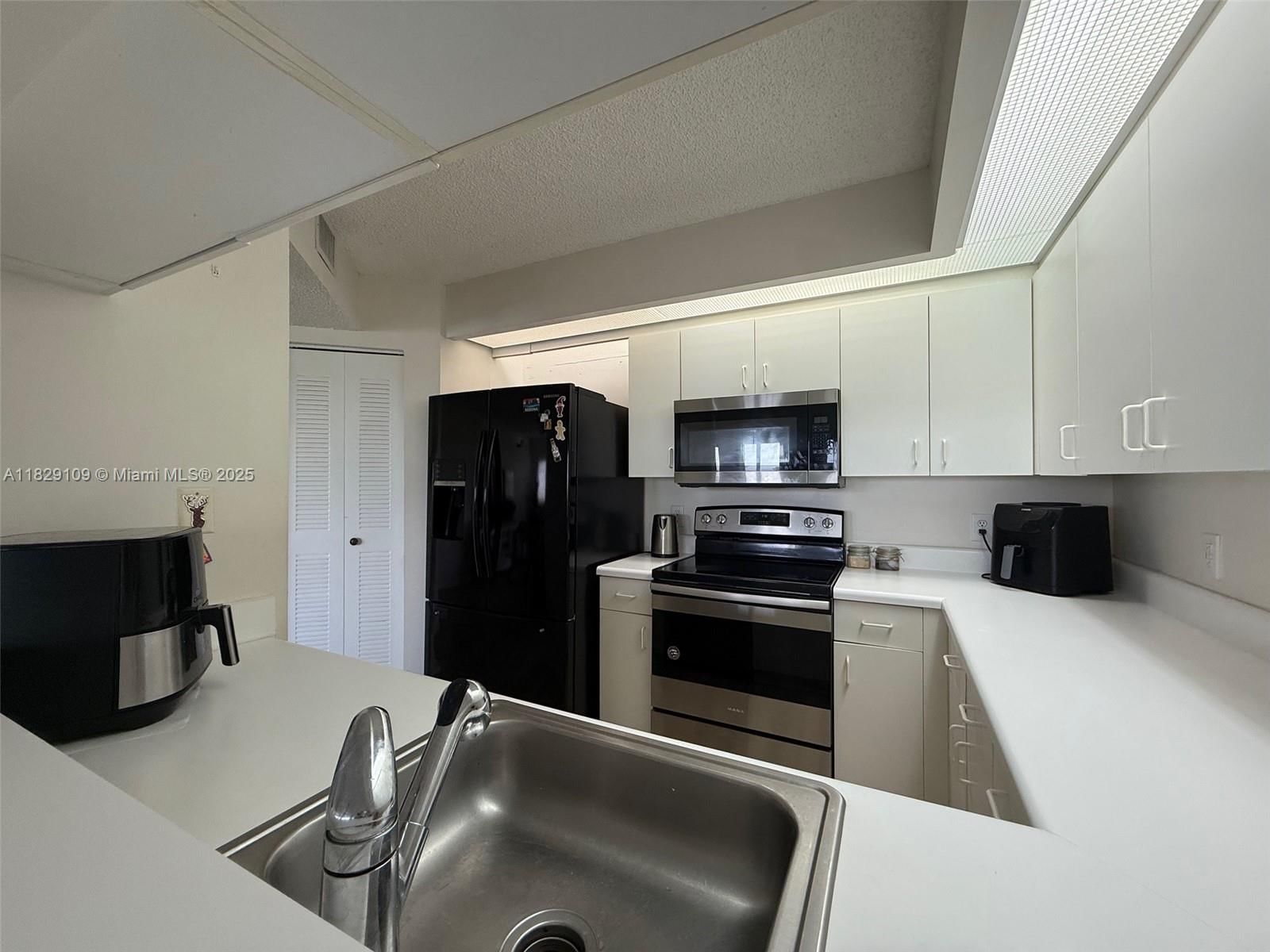 Real estate property located at 1400 137th Ave #411F, Broward, Suffolk At Century Villag, Pembroke Pines, FL