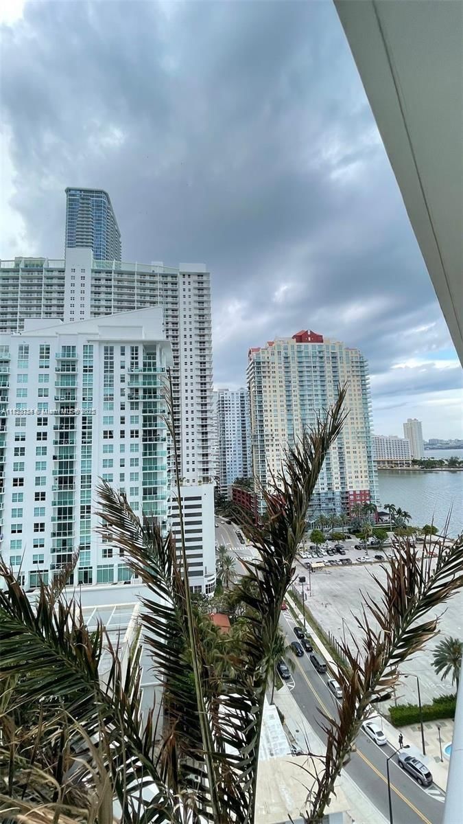 Real estate property located at 1300 Brickell Bay Dr #1611, Miami-dade, Brickellhouse Condo, Miami, FL