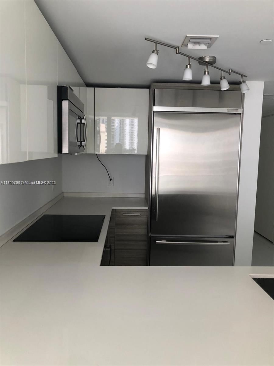 Real estate property located at 1300 Brickell Bay Dr #1611, Miami-dade, Brickellhouse Condo, Miami, FL