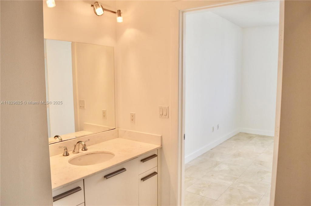 Real estate property located at 1060 Brickell Ave #3705, Miami-dade, 1060 Brickell Condo, Miami, FL