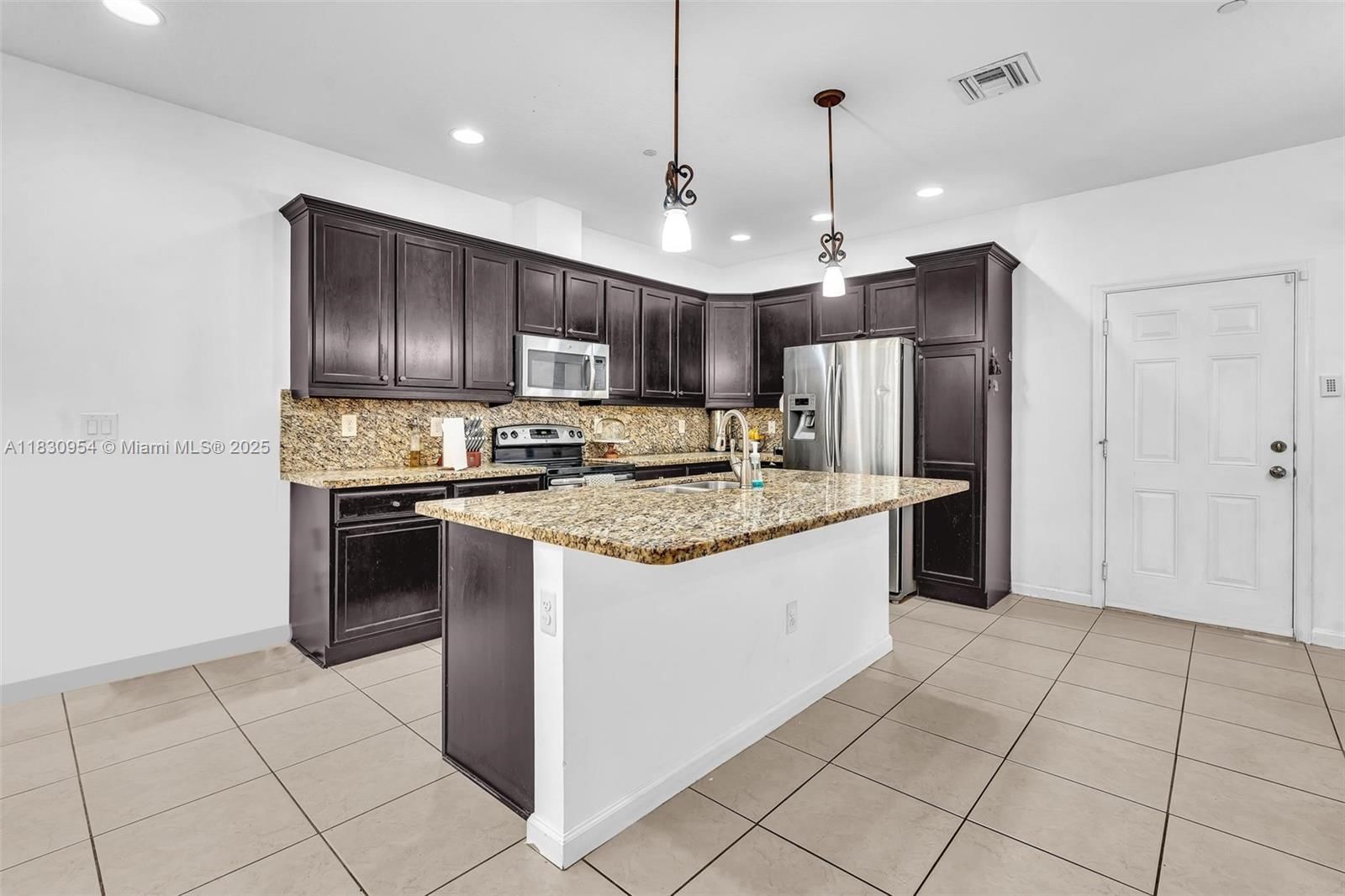 Real estate property located at 8150 Cascada Isles Dr, Broward, Monterra Plat, Cooper City, FL