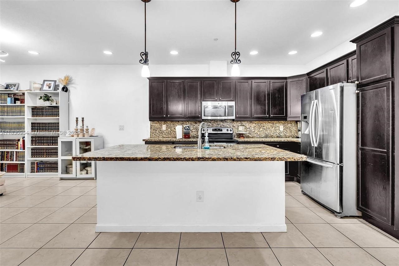 Real estate property located at 8150 Cascada Isles Dr, Broward, Monterra Plat, Cooper City, FL
