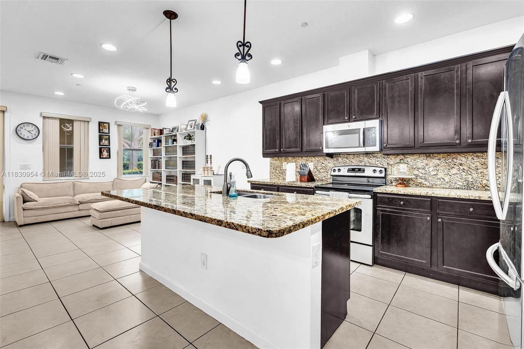 Real estate property located at 8150 Cascada Isles Dr, Broward, Monterra Plat, Cooper City, FL