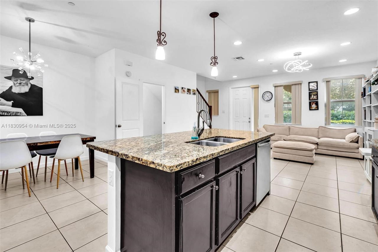 Real estate property located at 8150 Cascada Isles Dr, Broward, Monterra Plat, Cooper City, FL