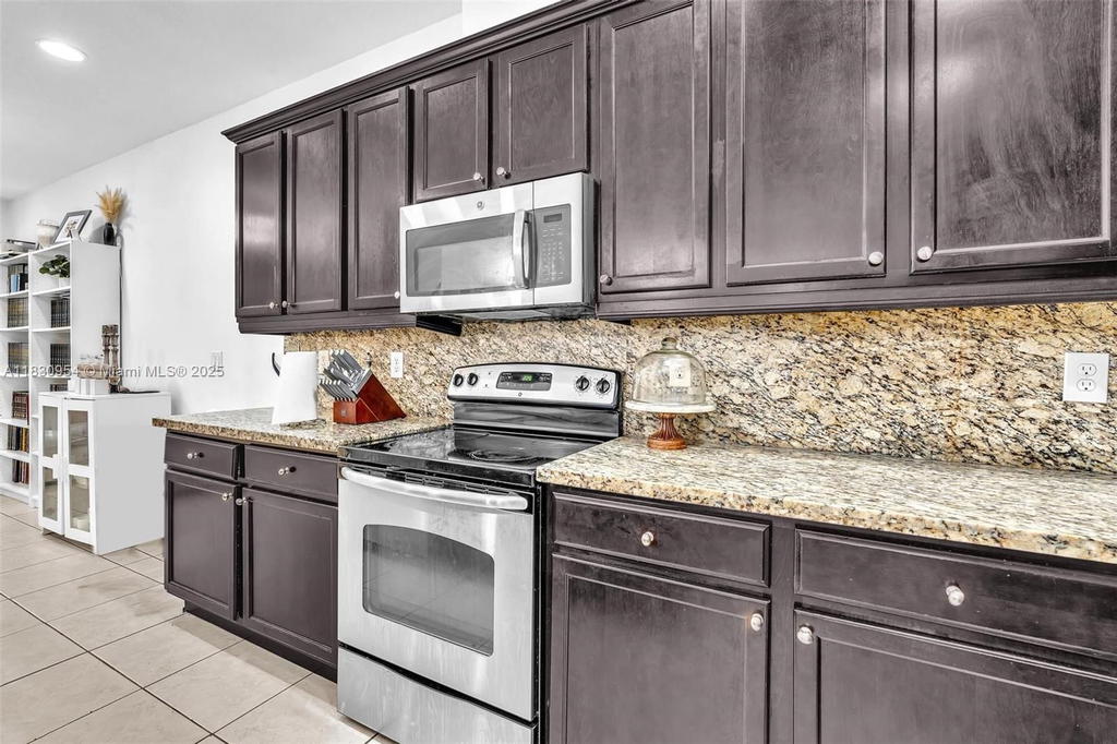 Real estate property located at 8150 Cascada Isles Dr, Broward, Monterra Plat, Cooper City, FL