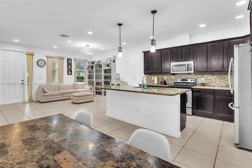 Real estate property located at 8150 Cascada Isles Dr, Broward, Monterra Plat, Cooper City, FL