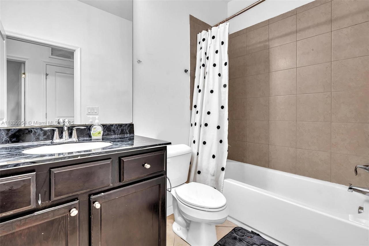 Real estate property located at 8150 Cascada Isles Dr, Broward, Monterra Plat, Cooper City, FL