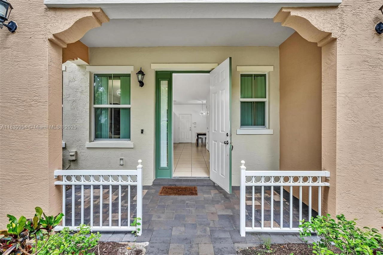 Real estate property located at 8150 Cascada Isles Dr, Broward, Monterra Plat, Cooper City, FL