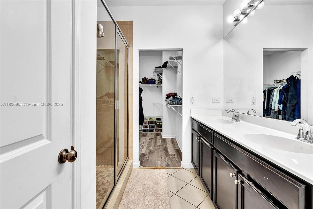 Real estate property located at 8150 Cascada Isles Dr, Broward, Monterra Plat, Cooper City, FL