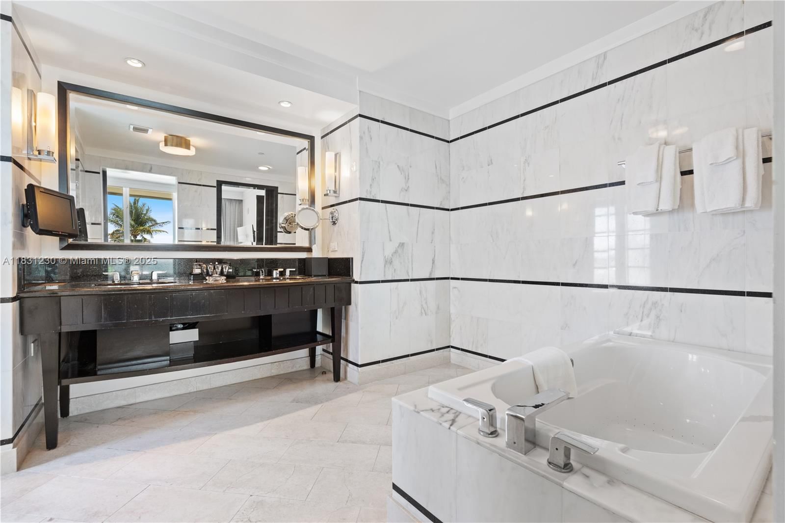 Real estate property located at 4391 Collins Ave #623, Miami-dade, Fontainebleau Iii Ocean C, Miami Beach, FL