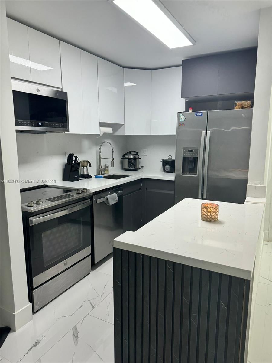 Real estate property located at 7135 179th St #211, Miami-dade, Villa Bellini Condo, Hialeah, FL