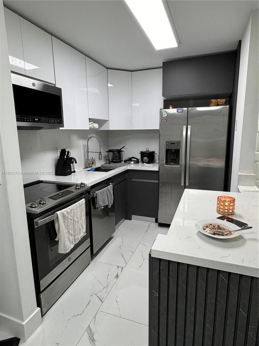 Real estate property located at 7135 179th St #211, Miami-dade, Villa Bellini Condo, Hialeah, FL