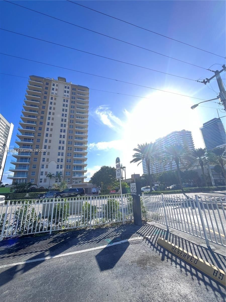 Real estate property located at 1913 Ocean Dr #302, Broward, Chelsea Bayview Condo, Hallandale Beach, FL