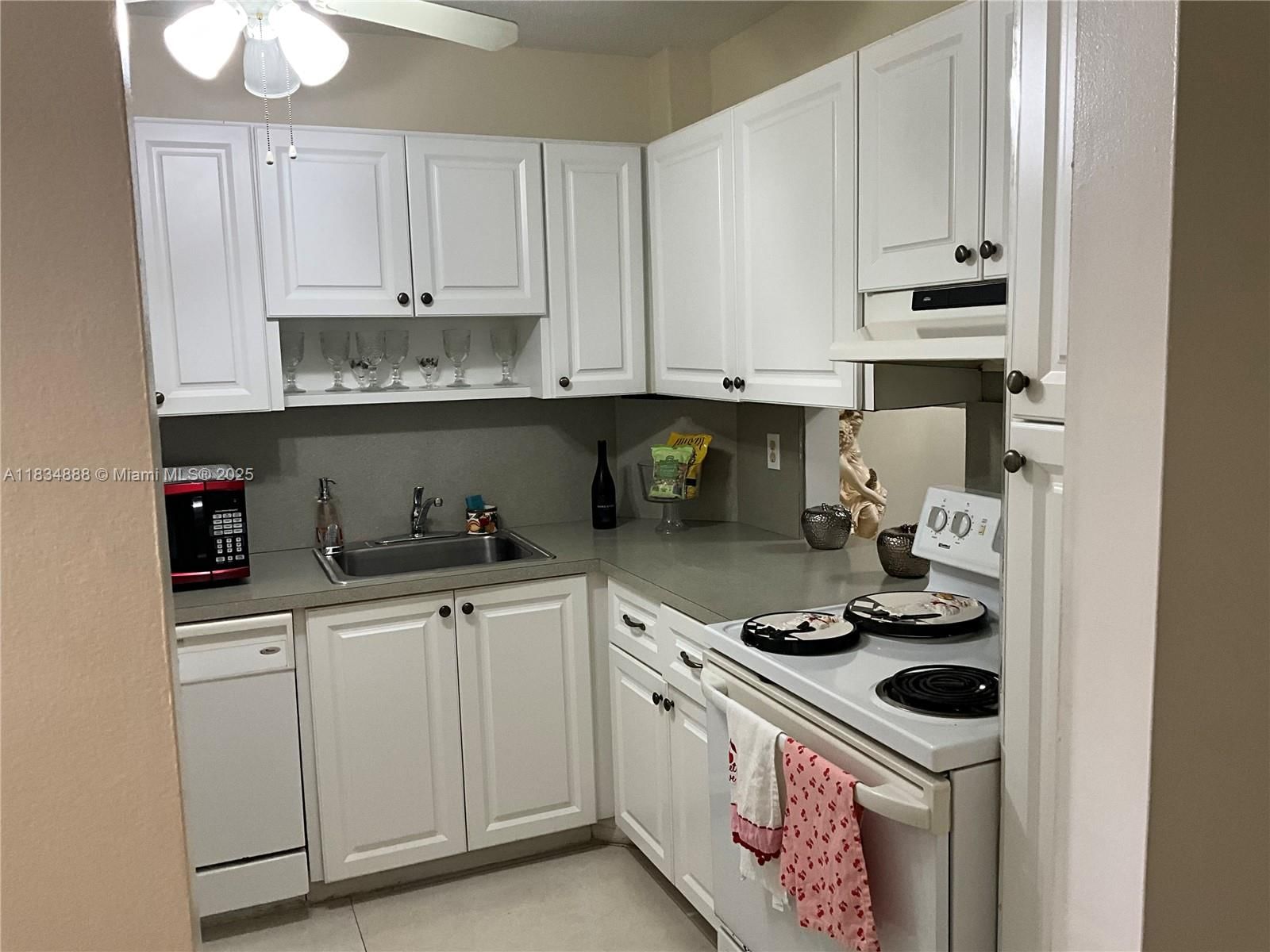 Real estate property located at 300 Berkley Rd #108, Broward, Cambridge House, Hollywood, FL