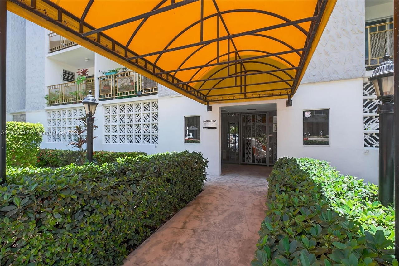 Real estate property located at 1340 Lincoln Rd #403, Miami-dade, Golden House Condo, Miami Beach, FL