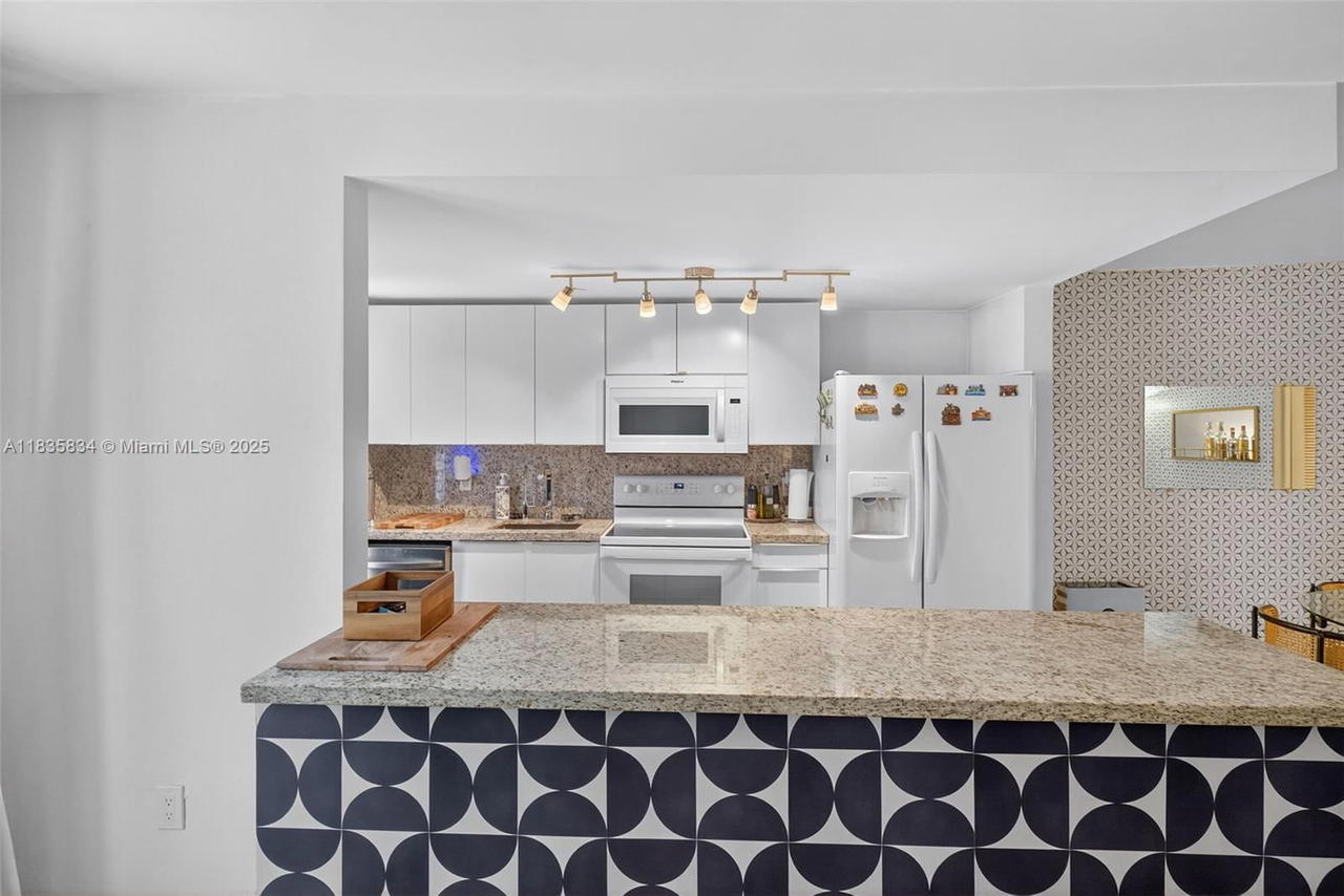 Real estate property located at 1340 Lincoln Rd #403, Miami-dade, Golden House Condo, Miami Beach, FL