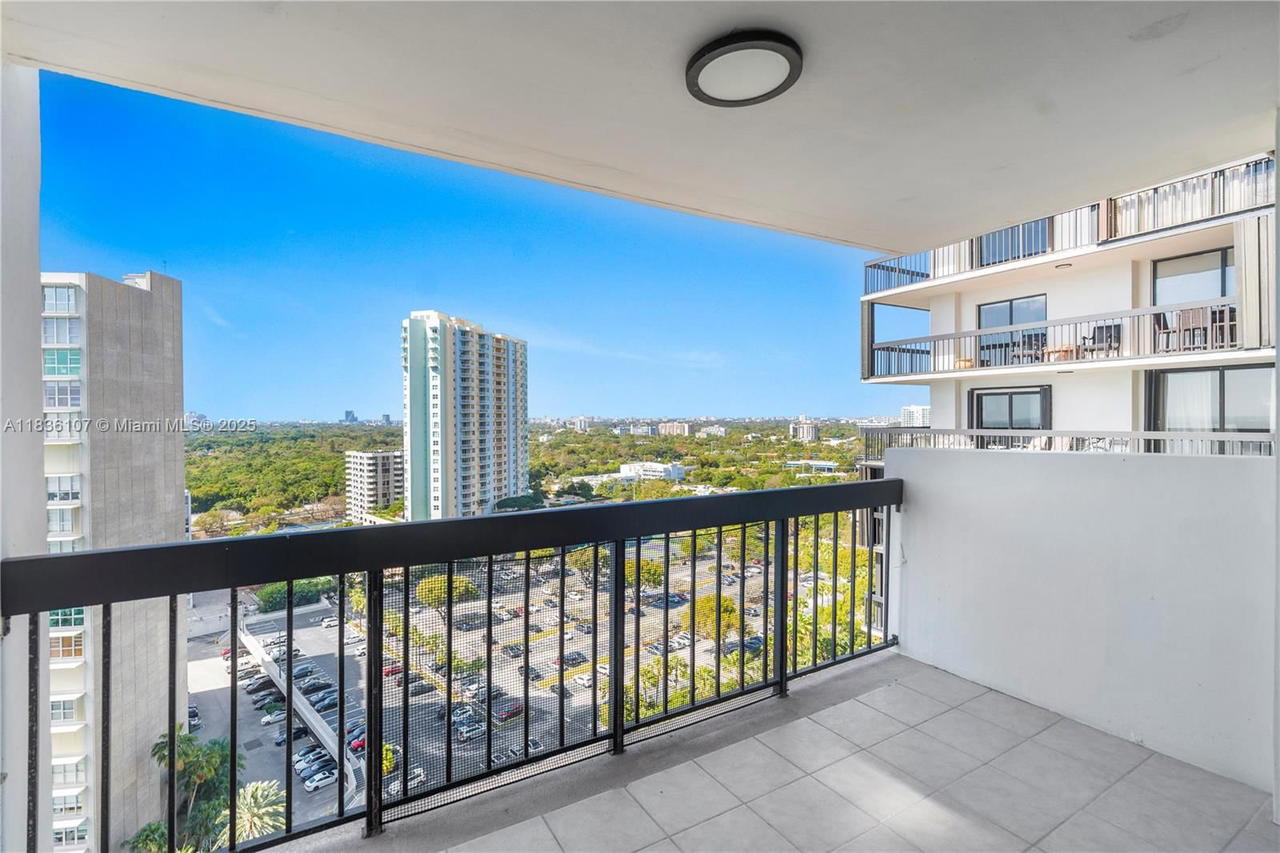 Real estate property located at 2333 Brickell Ave #1908, Miami-dade, Brickell Bay Club Condo, Miami, FL