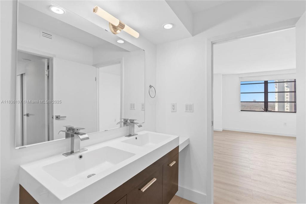 Real estate property located at 2333 Brickell Ave #1908, Miami-dade, Brickell Bay Club Condo, Miami, FL
