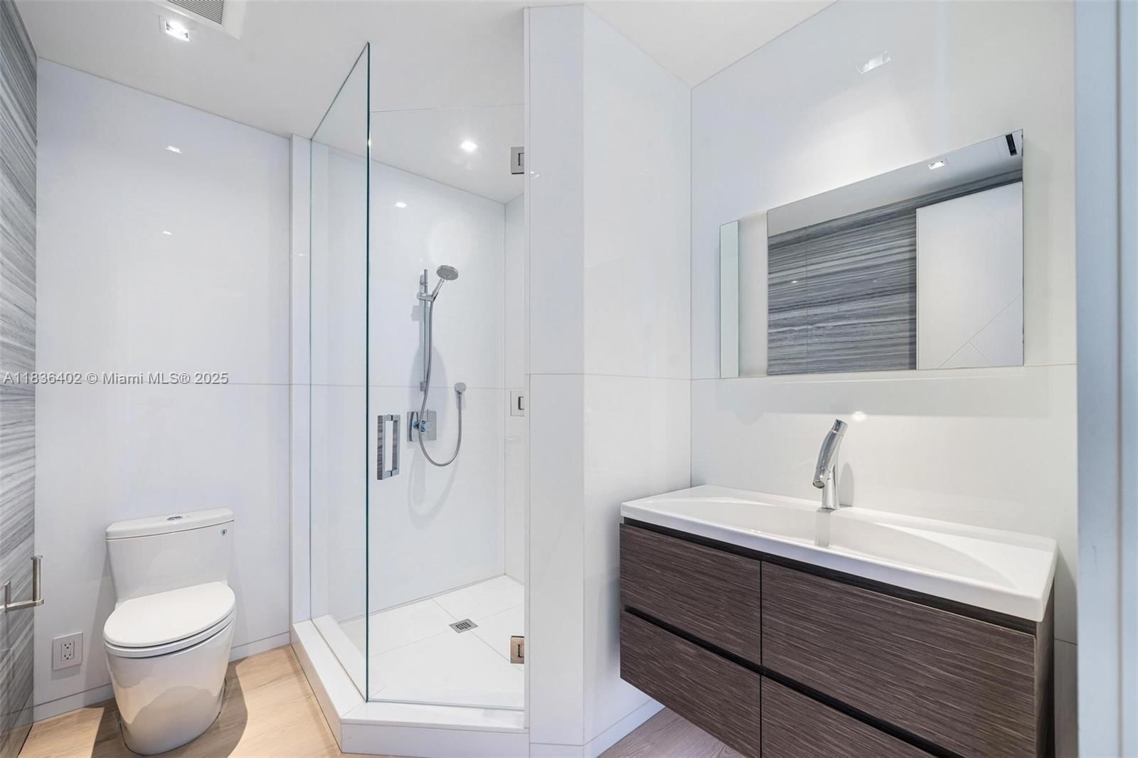 Real estate property located at 5959 Collins Ave #705, Miami-dade, The Residences At The Bath, Miami Beach, FL