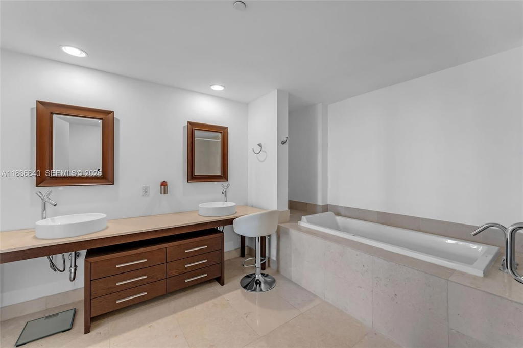 Real estate property located at 495 Brickell Ave #1022, Miami-dade, Icon Brickell No Two, Miami, FL