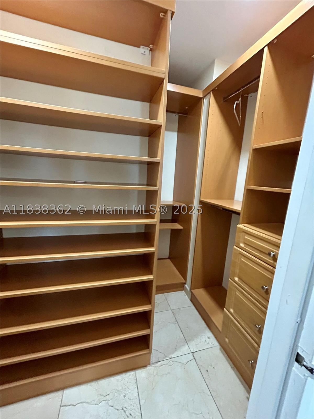 Real estate property located at 5401 Collins Ave #514, Miami-dade, The Carriage House Condo, Miami Beach, FL