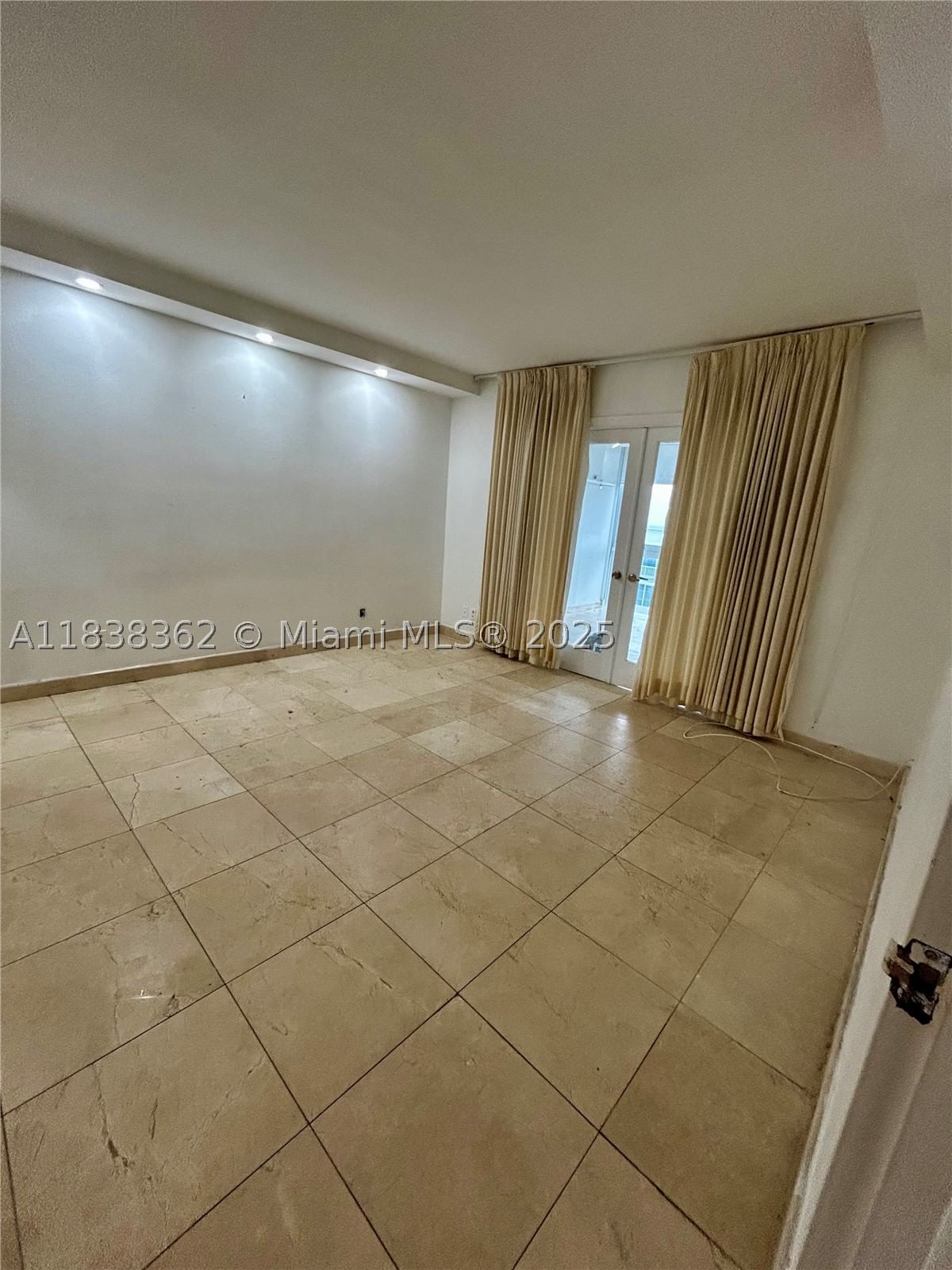 Real estate property located at 5401 Collins Ave #514, Miami-dade, The Carriage House Condo, Miami Beach, FL