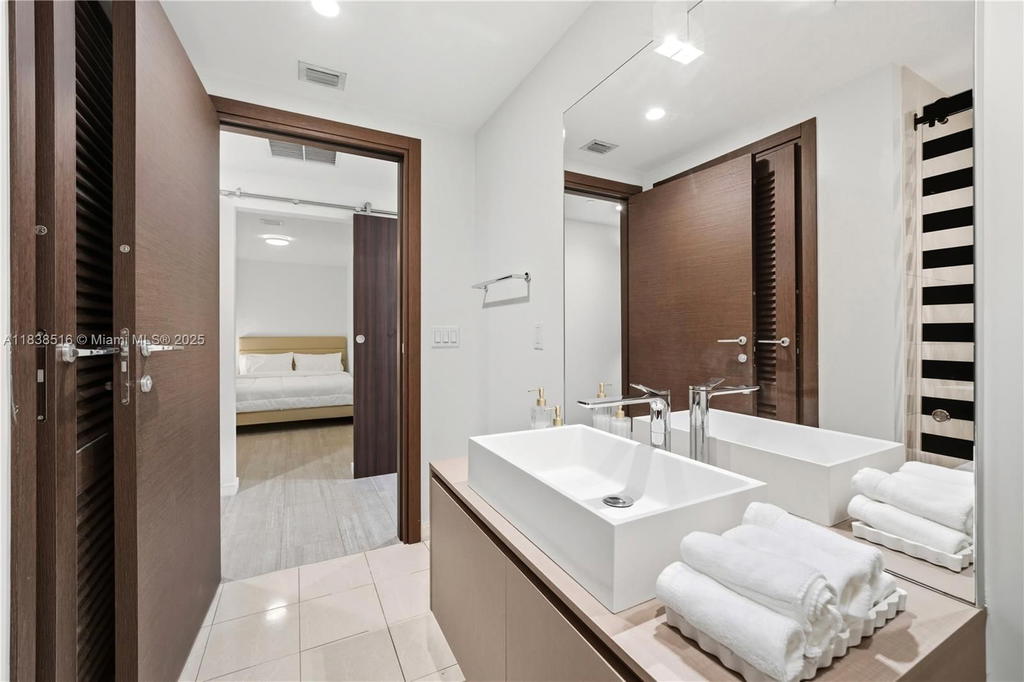 Real estate property located at 1000 Brickell Plz #2805, Miami-dade, Brickell Flatiron Condo, Miami, FL