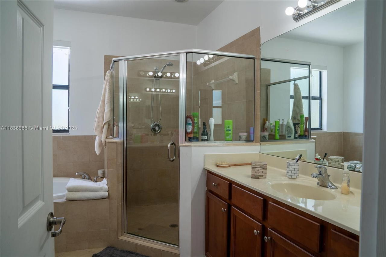Real estate property located at , Miami-dade, Bellagio, Hialeah, FL