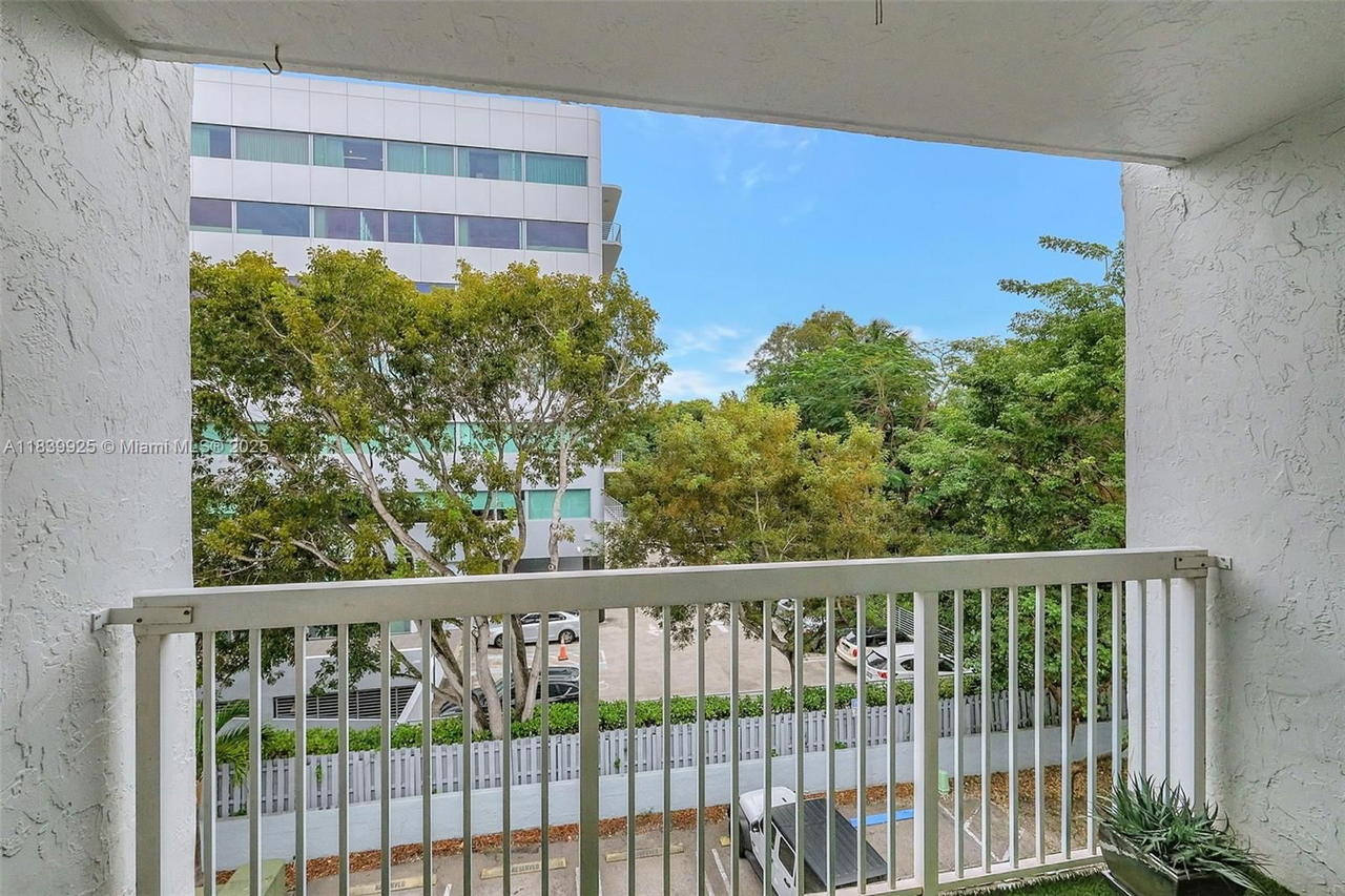 Real estate property located at 2920 28th Ter #407, Miami-dade, Groves Edge Condo, Coconut Grove, FL