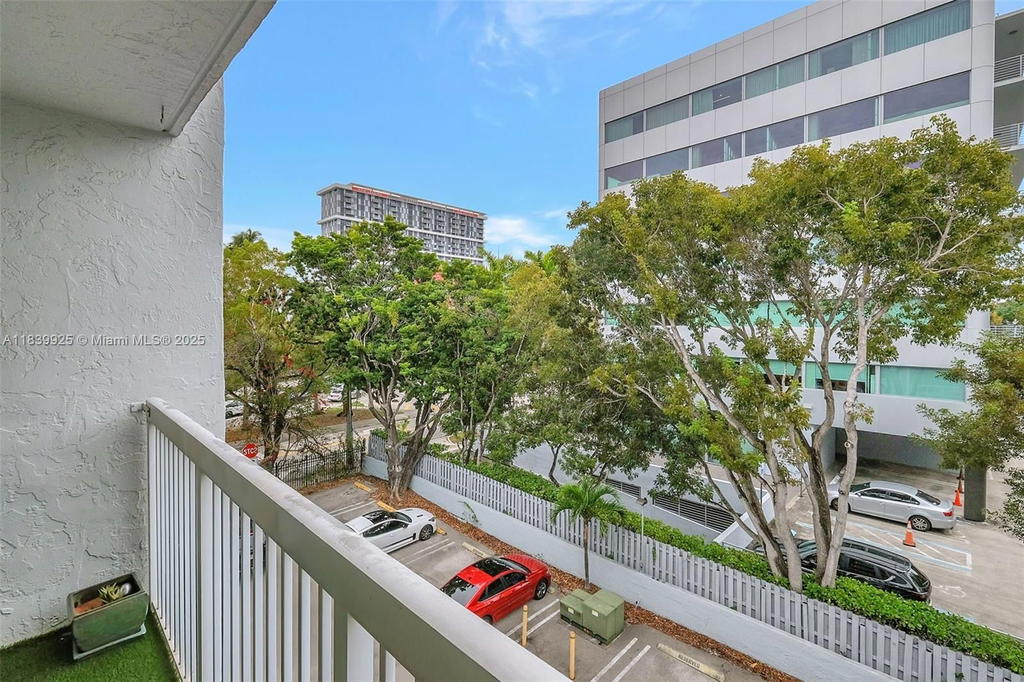Real estate property located at 2920 28th Ter #407, Miami-dade, Groves Edge Condo, Coconut Grove, FL