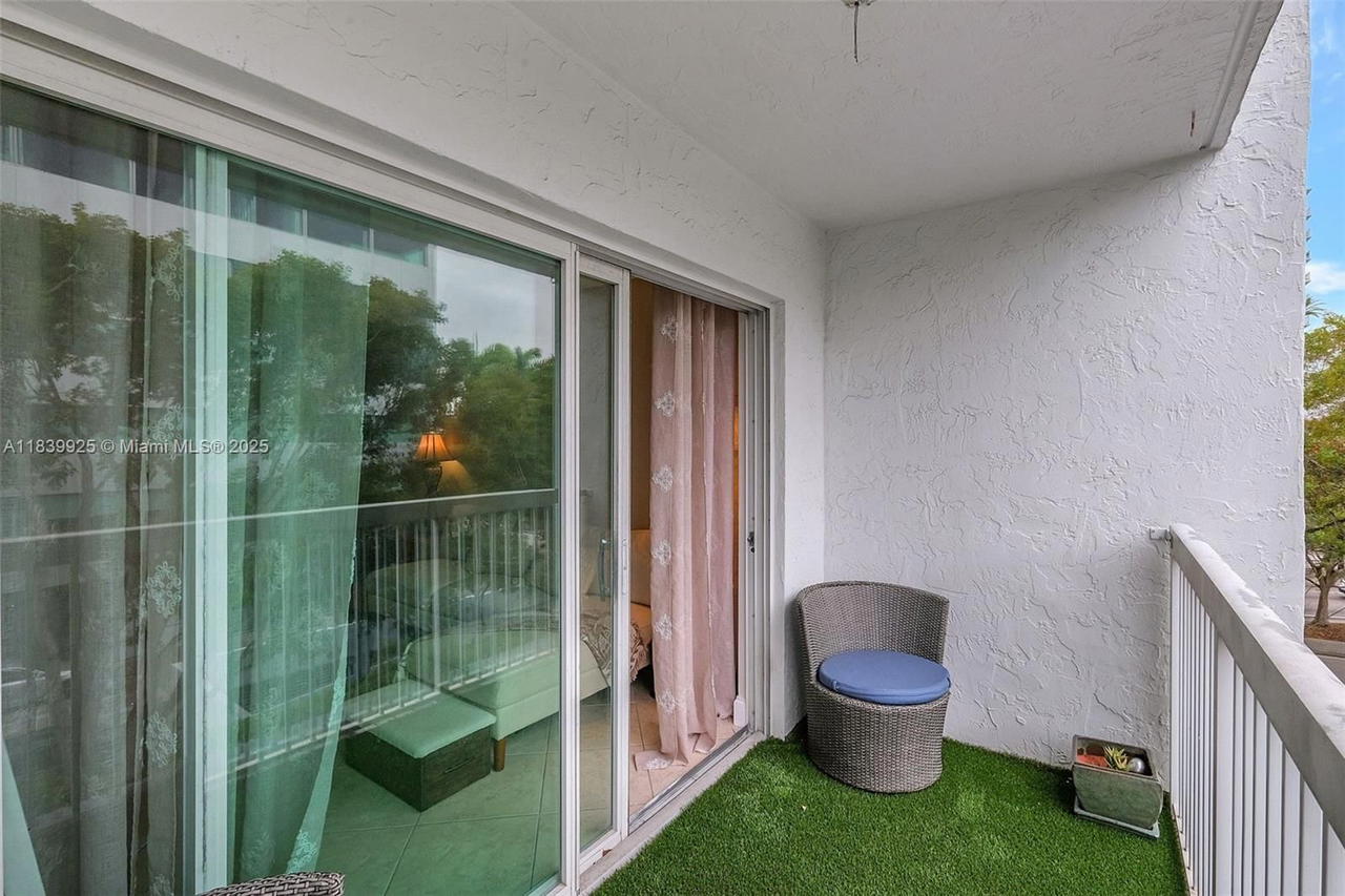 Real estate property located at 2920 28th Ter #407, Miami-dade, Groves Edge Condo, Coconut Grove, FL