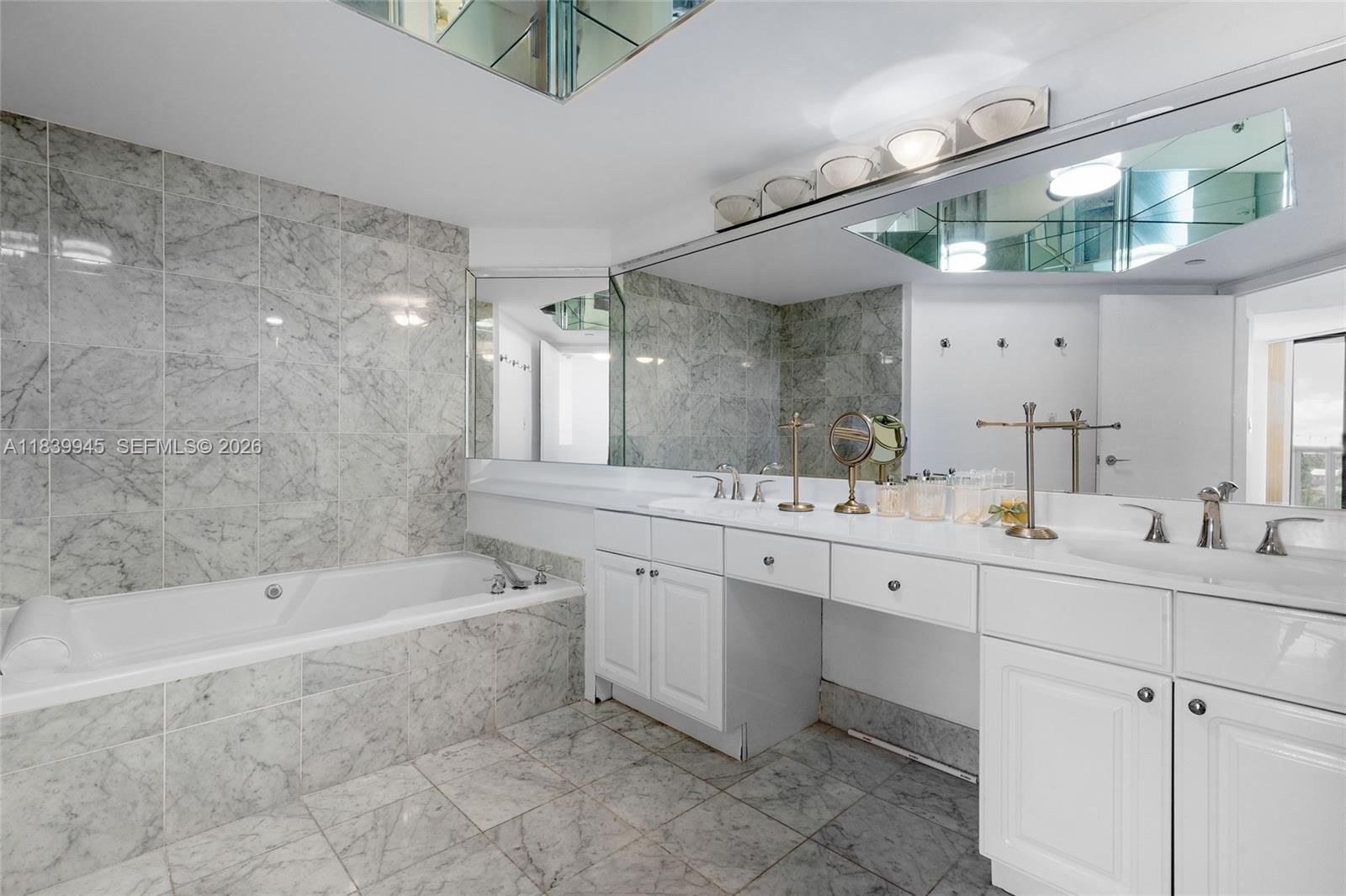 Real estate property located at 3598 Yacht Club Dr #601+DEN, Miami-dade, Harbor Tws At The Waterwa, Aventura, FL