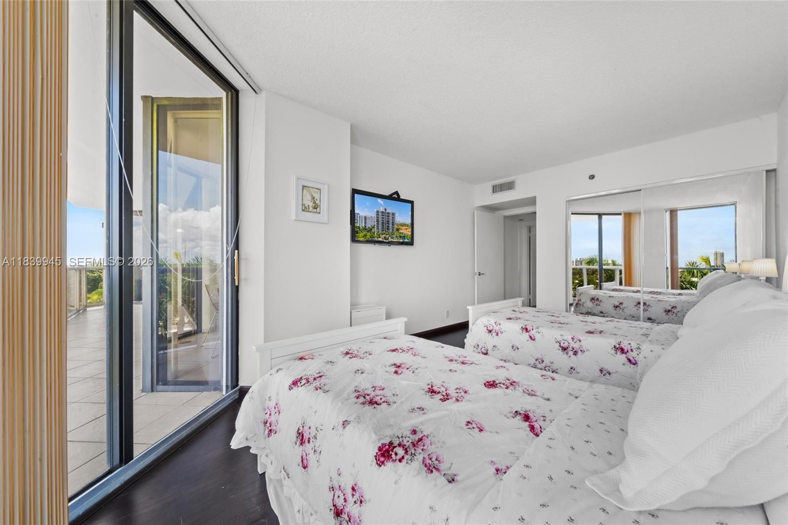 Real estate property located at 3598 Yacht Club Dr #601+DEN, Miami-dade, Harbor Tws At The Waterwa, Aventura, FL