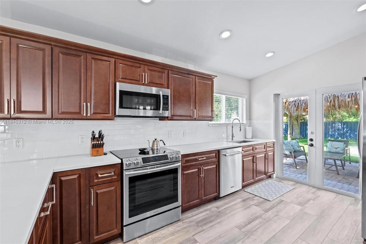 Real estate property located at 535 Radford Ter, Broward, Shenandoah Sec 2, Davie, FL