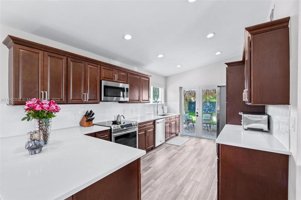 Real estate property located at 535 Radford Ter, Broward, Shenandoah Sec 2, Davie, FL