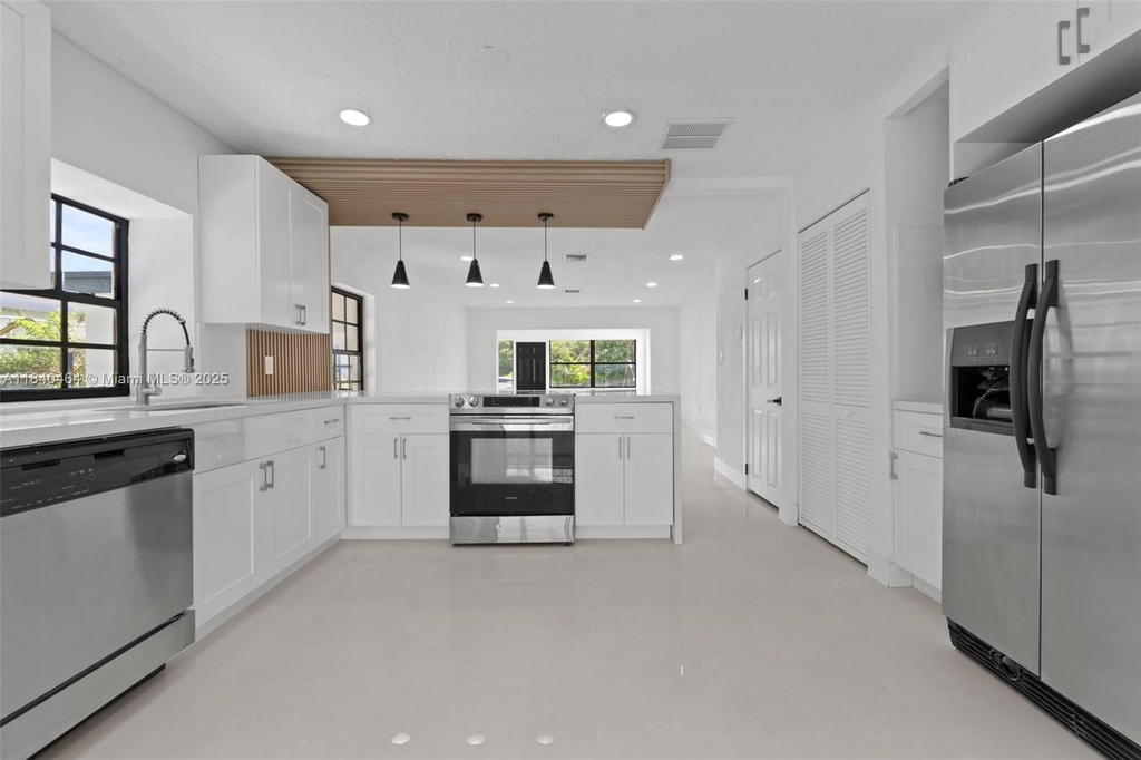 Real estate property located at 18201 20th Ave, Miami-dade, Sunny Isles Inland, Miami Gardens, FL