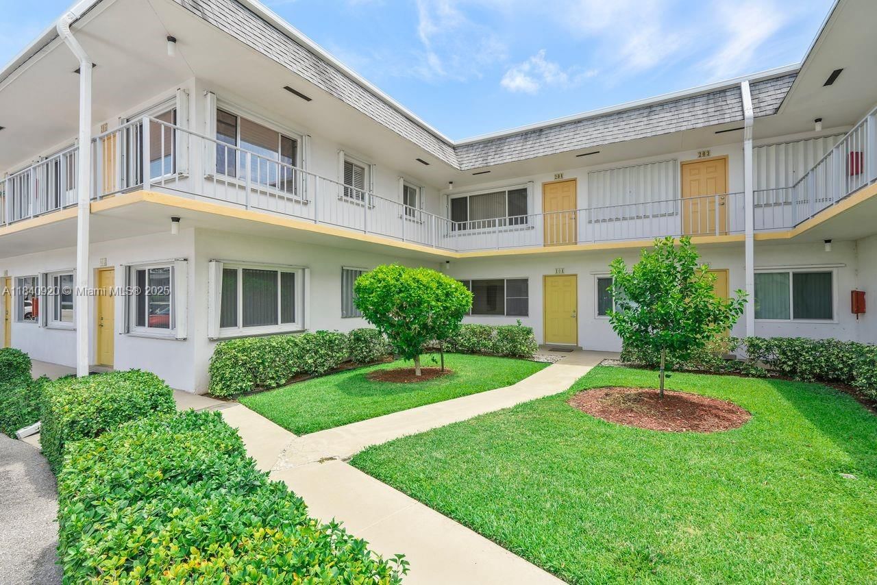Real estate property located at 3360 Lake Osborne Dr #104, Palm Beach, Murry Hills Apt Bldg Cond, Lake Worth, FL