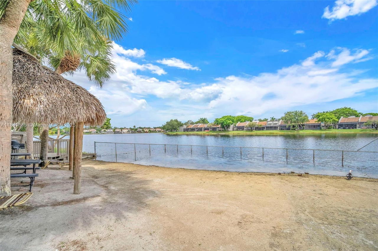 Real estate property located at 1101 Colony Point Cir #207, Broward, Colony Point 4 Condo, Pembroke Pines, FL