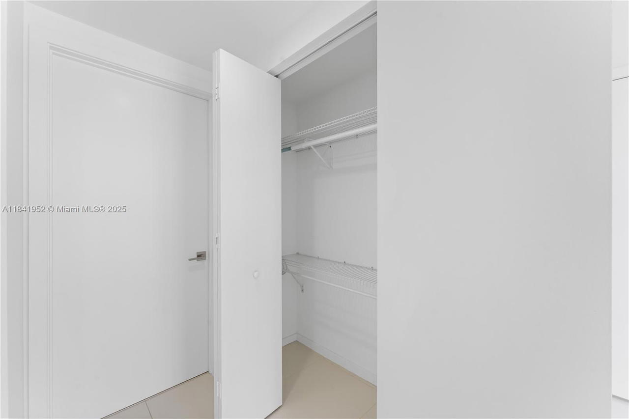 Real estate property located at 5300 Paseo Blvd #805, Miami-dade, 5300 Paseo Condo, Doral, FL