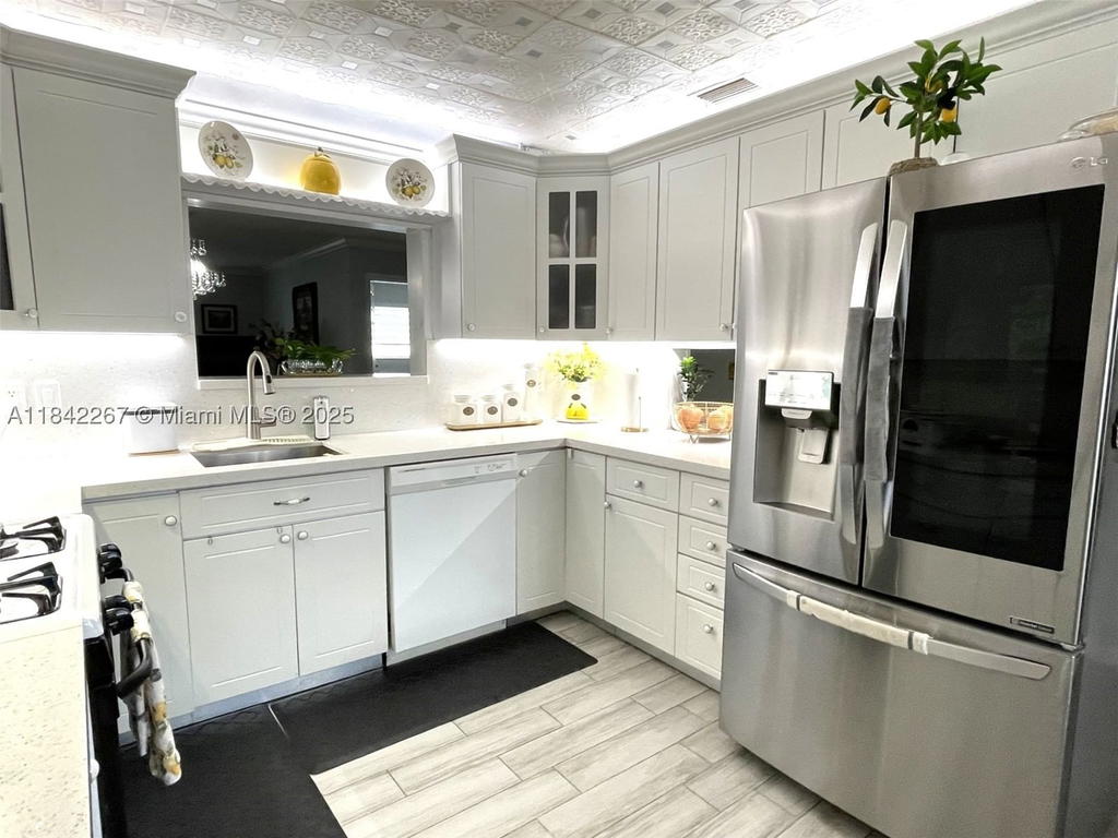 Real estate property located at 5900 17th Pl #209, Broward, Lakeside Manor North Cond, Sunrise, FL