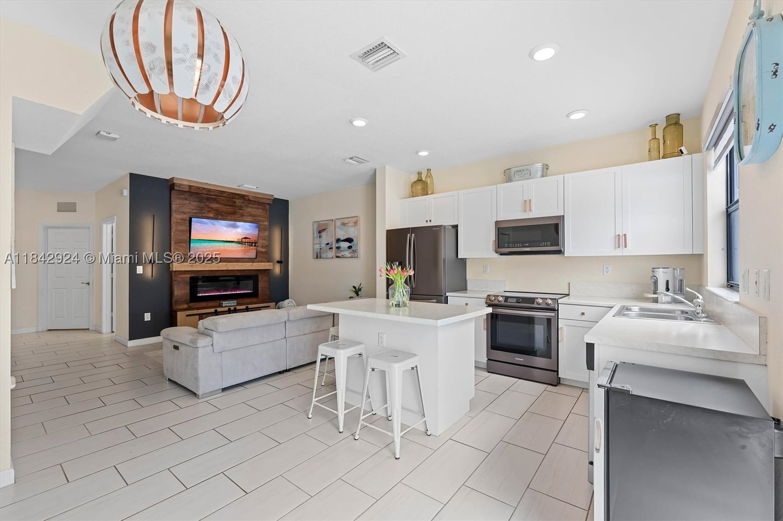 Real estate property located at 3370 106th Ter, Miami-dade, Aquabella Section Two, Hialeah, FL